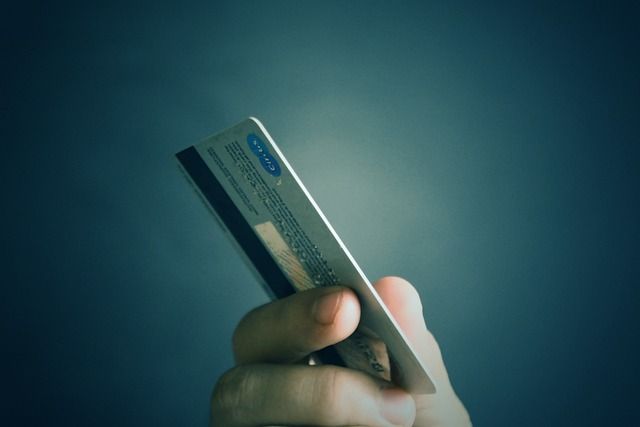 Für Debitkarten, gibt es diverse Zusatzleistungen wie Apps, Rabatte usw.